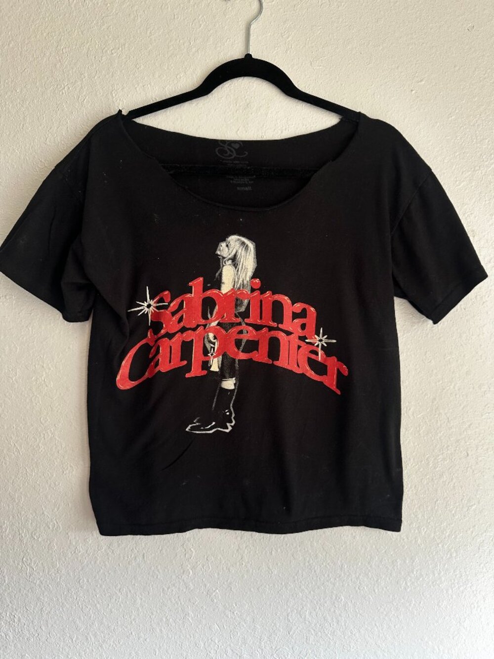 Sabrina Carpenter Black Graphic Tee – Raw Neck | S